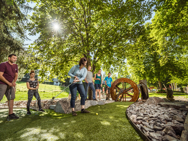 Familie im Abenteuer Golfpark Hochschwarzwald, © Abenteuer-Golfpark Hochschwarzwald Familie im Abenteuer Golfpark Hochschwarzwald, © Abenteuer-Golfpark Hochschwarzwald