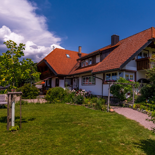 Ferienhof Wuchner mit Garten  - Unser Bauernhof liegt inmitten eines sch&ouml;nen Wandergebietes in ruhiger und sonniger Lage. Spielplatz, Liegewiese, hofeigene Produkte!