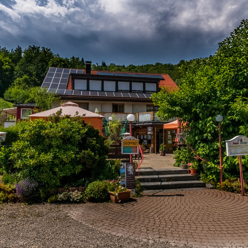 Cafe-Pension Goldmann - Ansicht Eingang  Cafe - Terasse  von der Strasse her