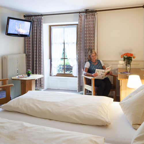 Beispiel Doppelzimmer Belchen - Frau liest eine Zeitschrift im Doppelzimmer 