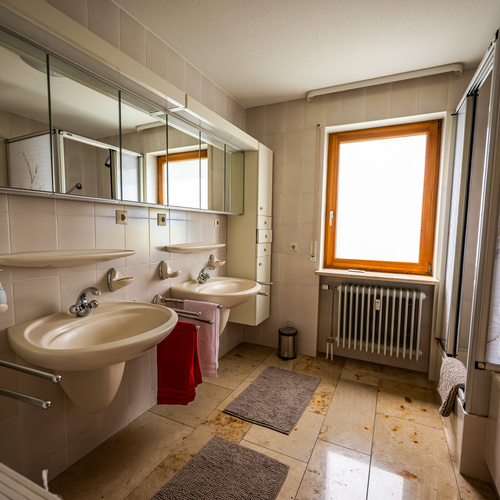 Das Badezimmer mit zwei Waschbecken und Dusche und Badewanne - 