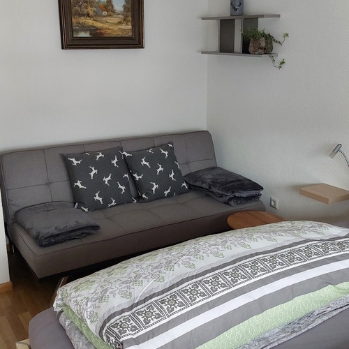Im Schalfzimmer befindet sich eine Ausziehcouch, die von Kindern bis 12 Jahre mitgenutzt werden kann. - 
