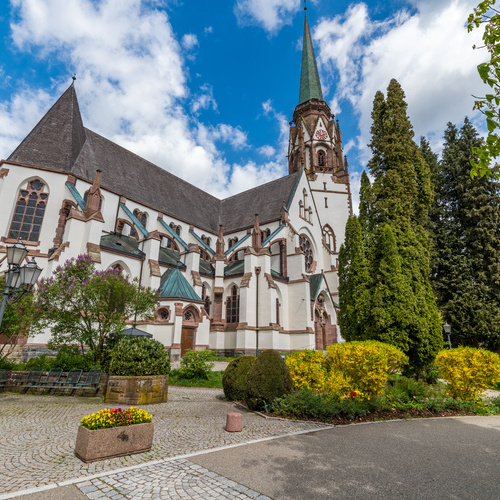 Die Kirche Maria Himmelfahrt im Stadtzentrum von Sch&ouml;nau, eine Geminute entfernt.  - 